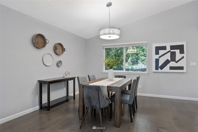 Building Photo - CLICK "REQUEST A TOUR" NOW!