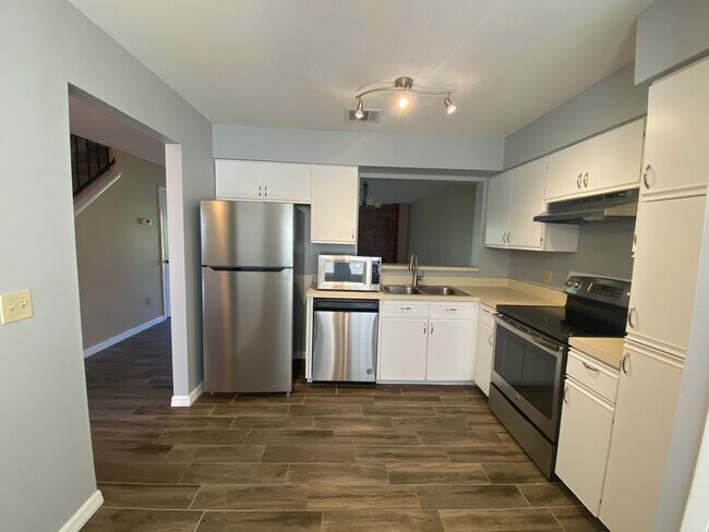 Building Photo - 3/2.5 IN BEACON HILL WITH BRICK FIREPLACE