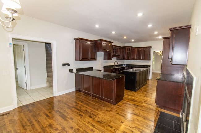 Building Photo - 906 Monarch Cir