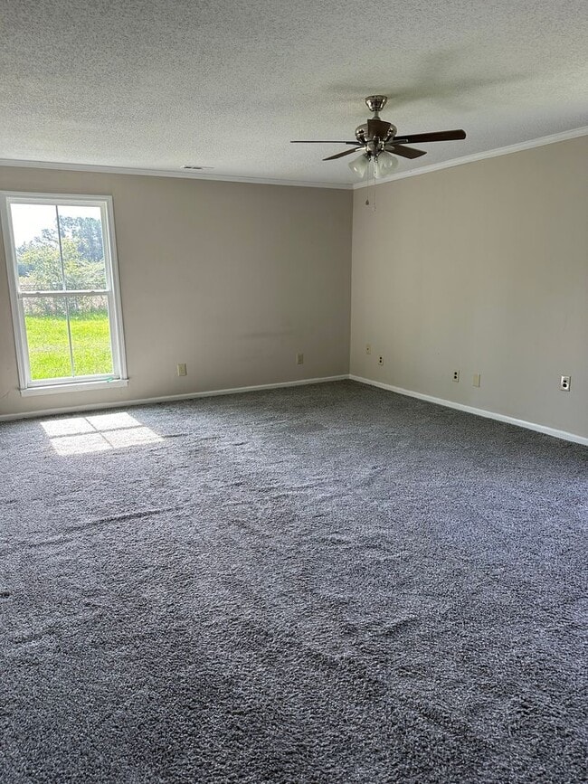 Building Photo - 985 Pineland Ave