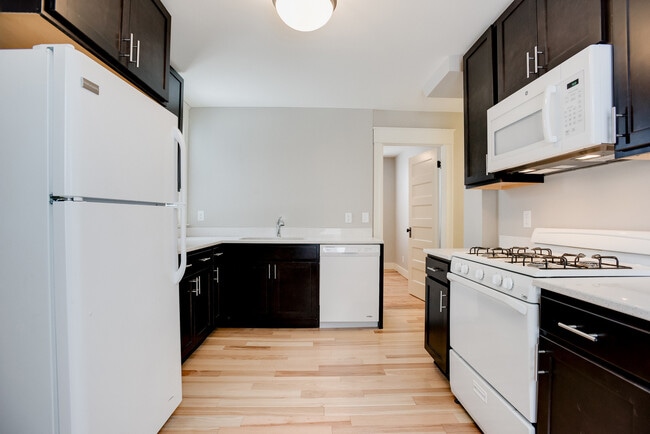 Building Photo - 4BD 2BA House. Refurbished, large house, great location available JUNE 1ST.