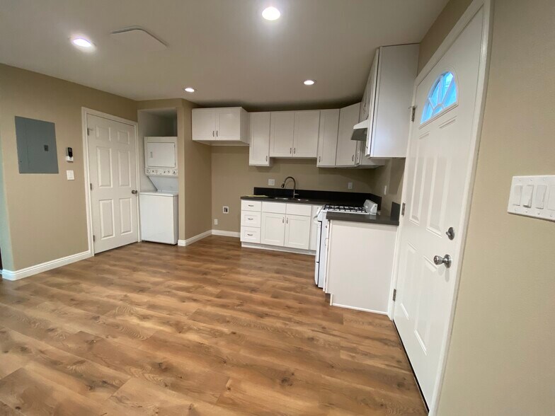 Full kitchen - 6014 Lincoln Ave