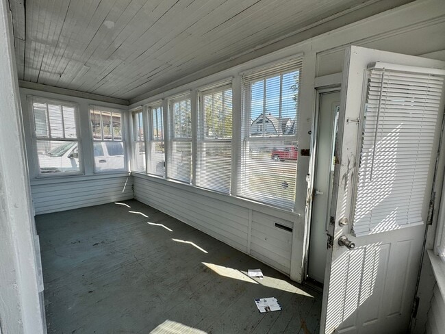 Building Photo - 2 Bedroom House