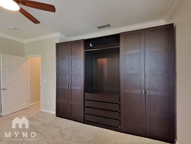 Building Photo - 5325 Dunlay Dr