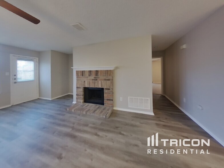 Building Photo - 2422 Meadowgate Ln
