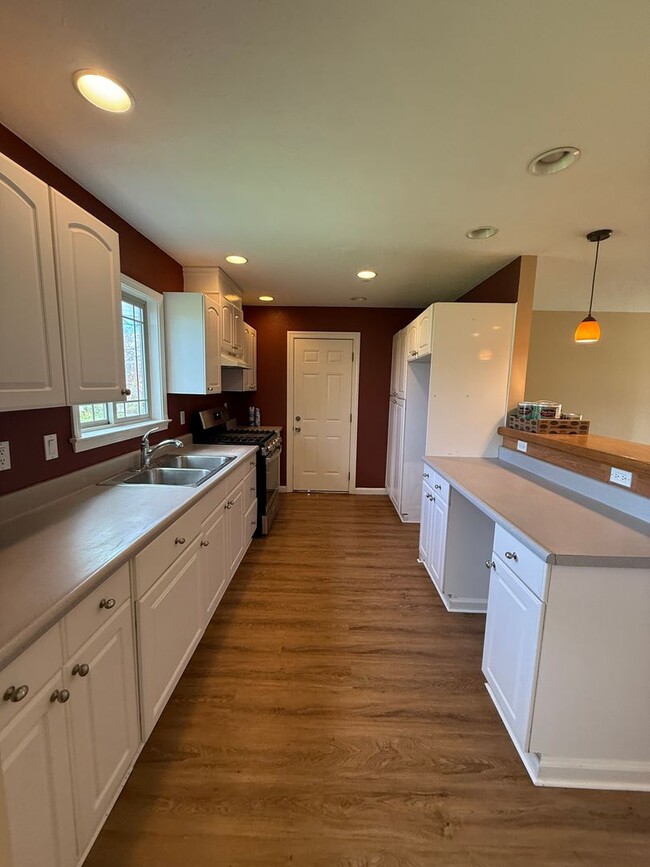 Building Photo - Single Story Home Located in Orcutt with E...