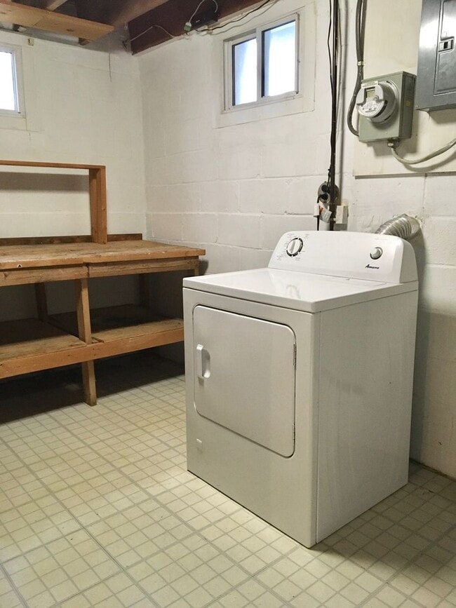 Building Photo - Fantastic 3 Bedroom EOG Townhome with Parking Pad in Parkville!