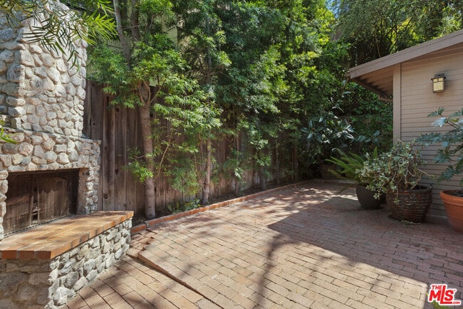 Building Photo - 1448 Angelus Ave