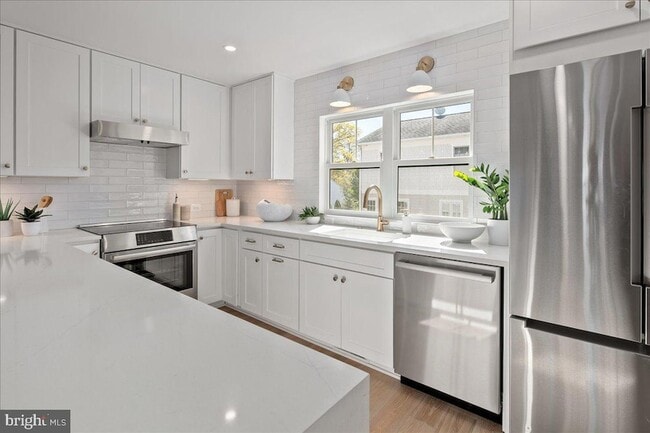 Building Photo - 909 N Irving St