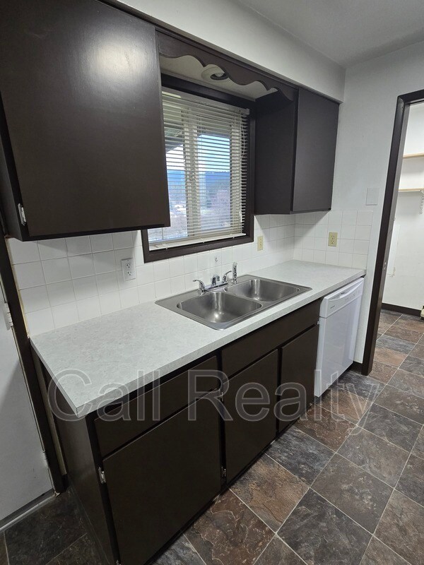 Building Photo - 3324 S Raymond Cir