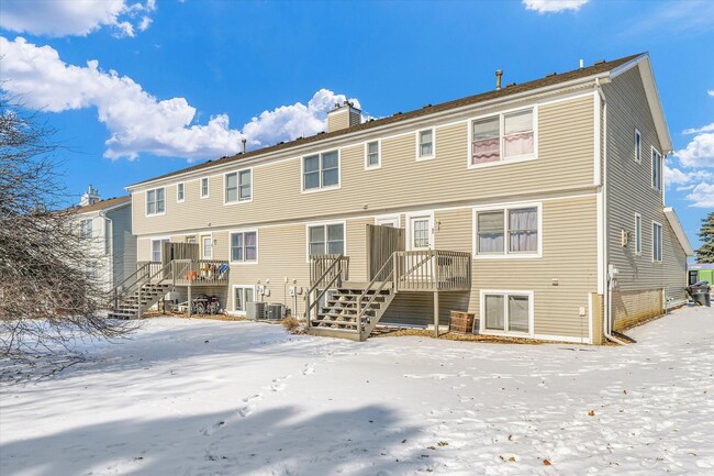 Building Photo - Spacious 3-Bed, 3.5-Bath Townhome with Attached Garage Overlooking Clearwater Park