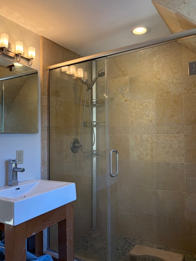 Building Photo - 934 W Shore Dr