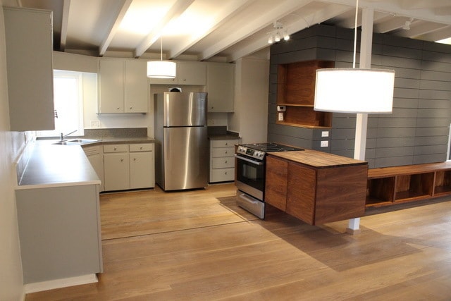 Building Photo - Updated 4 bed/2 bath Mid-Century Home - Pr...