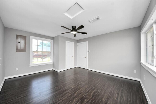 Building Photo - 6622 Park Ln