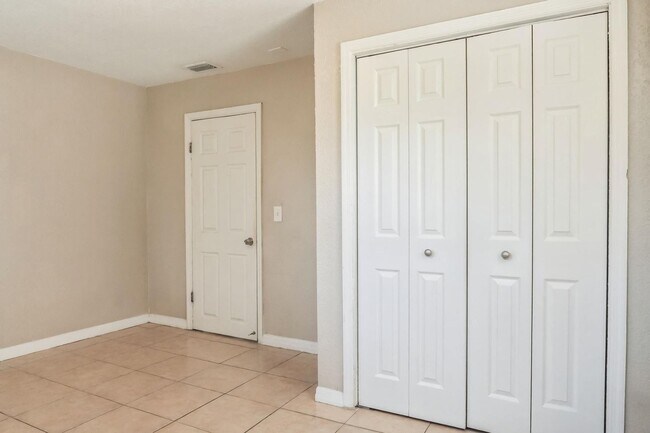 Building Photo - 3 Bedroom, 1 Bathroom Home for Rent in Tampa!