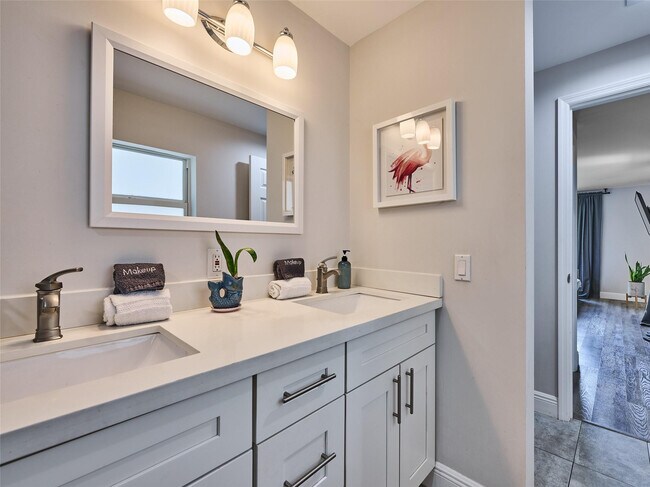 Building Photo - 801 NE 15th St