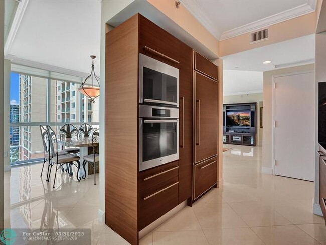 Building Photo - 101 S Fort Lauderdale Beach Blvd