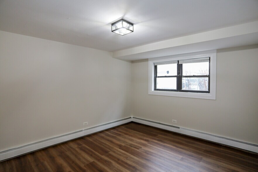 Building Photo - 9016 Lamon Ave