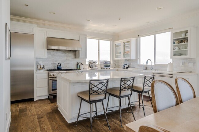 Building Photo - 300 19th St