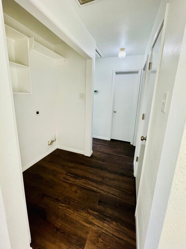 Building Photo - 17002 Summer Hollow Dr