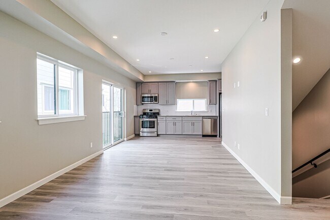 Building Photo - Newly built 4 bed/4 bath townhome in a 6-u...
