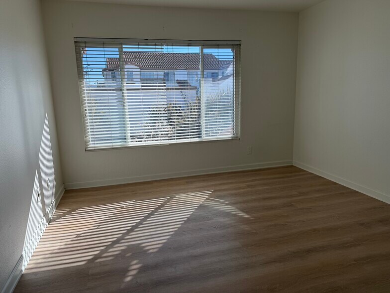 Building Photo - 870 S Rancho Santa Fe Rd