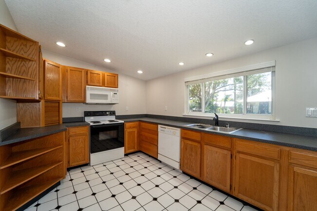 Building Photo - Davis Shores 3/2 Single Family Home