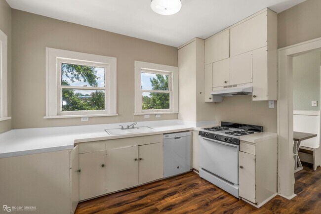 Building Photo - 2 bedroom duplex
