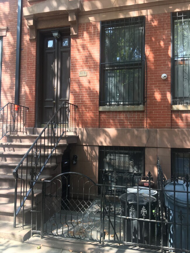Primary Photo - 51 Douglass St