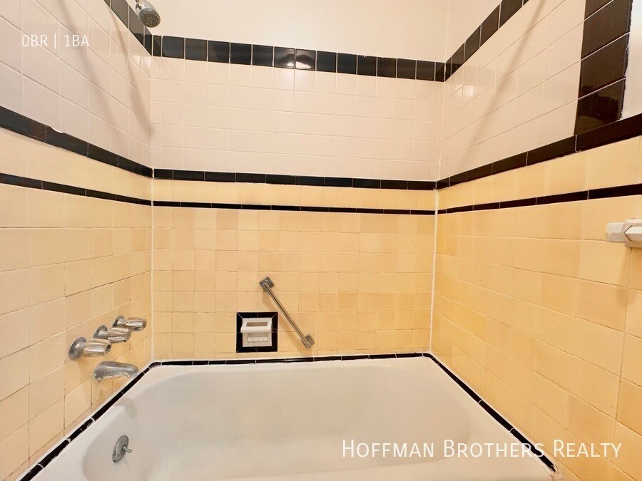 Building Photo - 608 S Dunsmuir Ave