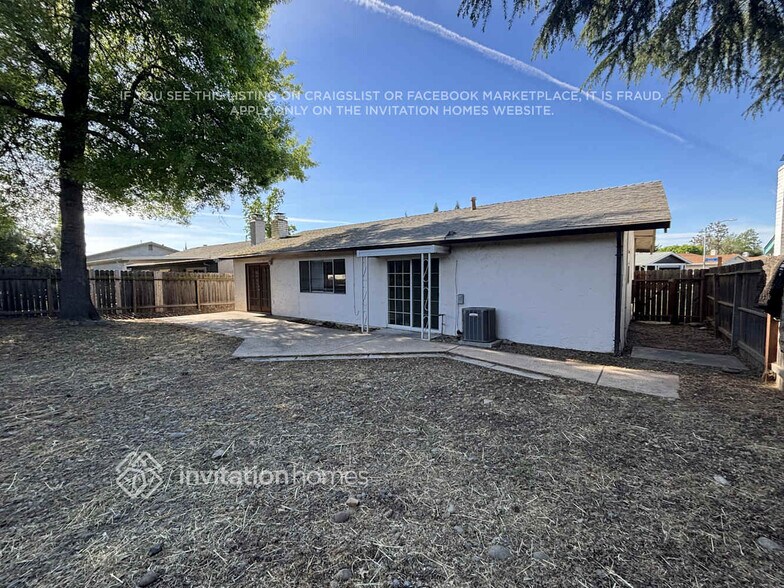Building Photo - 10720 Paiute Way
