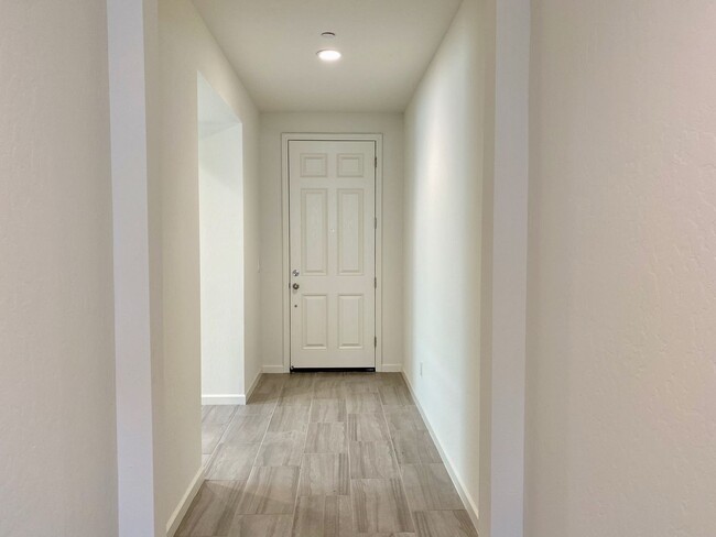 Building Photo - $2,450 Locan & Ashlan 3 Bedroom - Ashlan a...