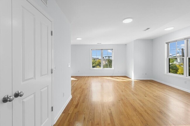 Building Photo - 443 Whiton St