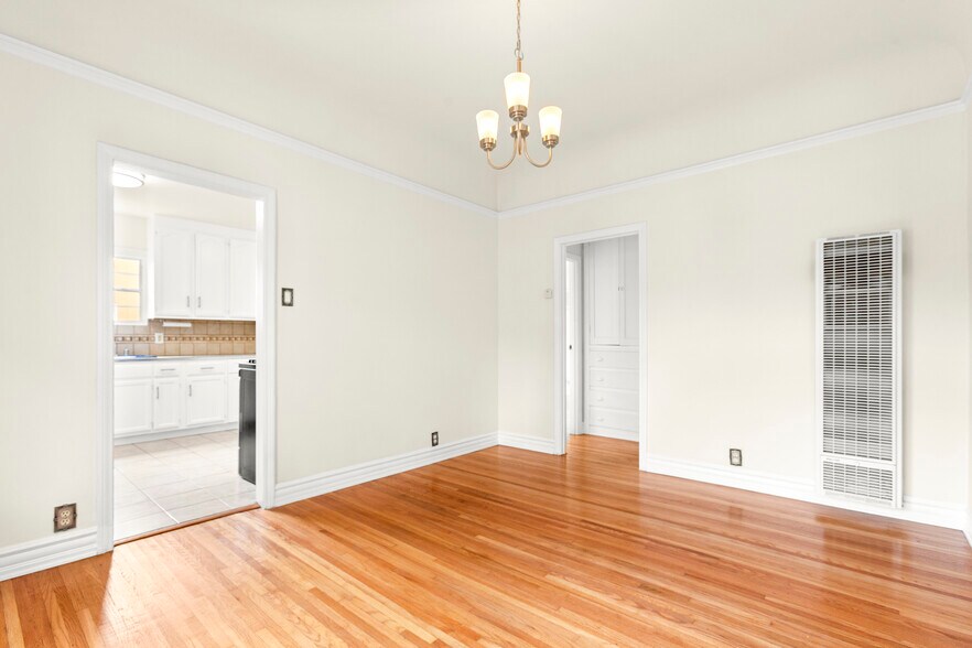 Building Photo - 827 N Laurel Ave