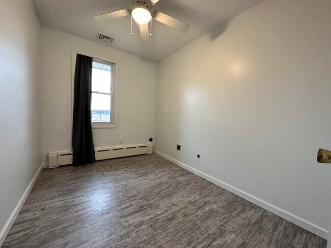 Building Photo - 600 10th St