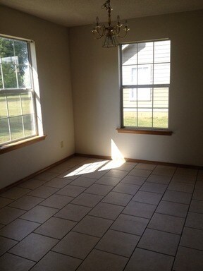 Building Photo - 517-517B Oak Ln