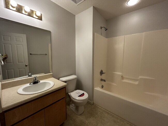 Building Photo - Apartment for Rent