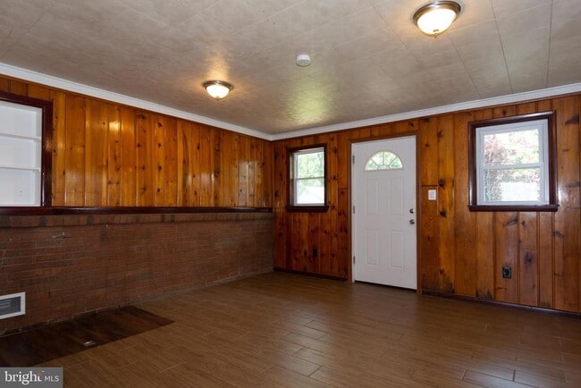 Building Photo - 6400 Japonica St