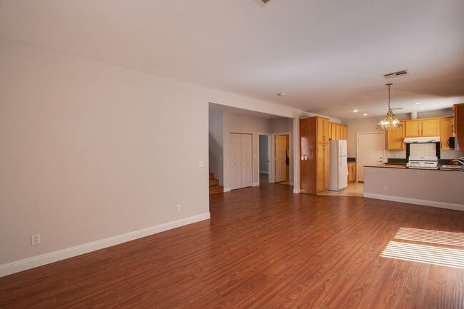 Building Photo - 4 bedroom 3 bath centrally located home