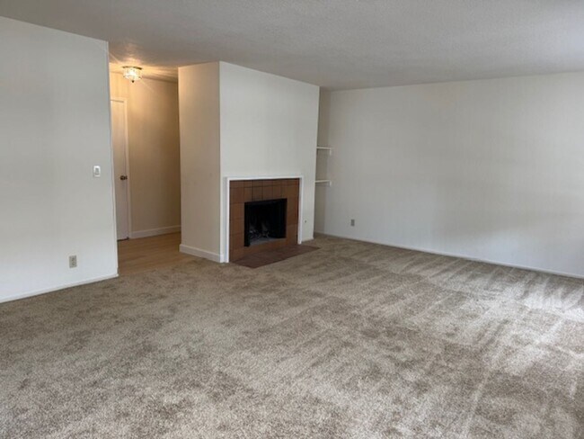 Building Photo - Upper level 2 bedroom 2 bath condo, laundry in unit!