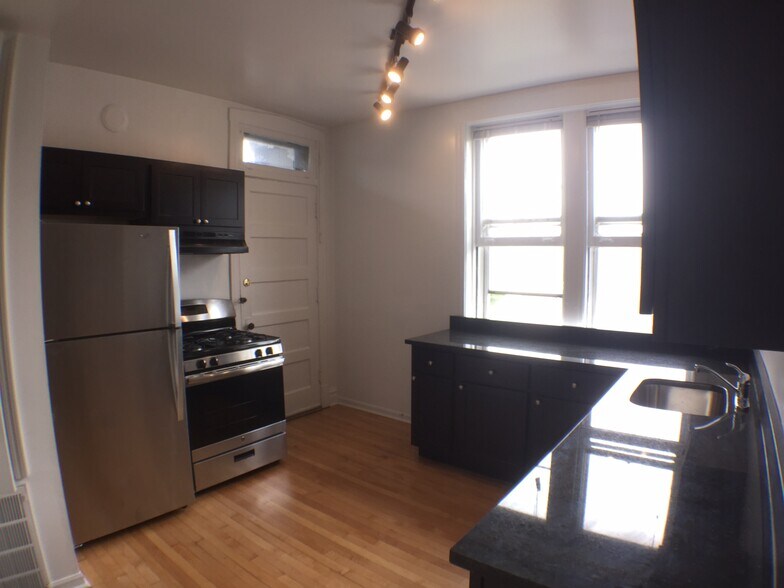 Building Photo - 1721 W Farragut Ave