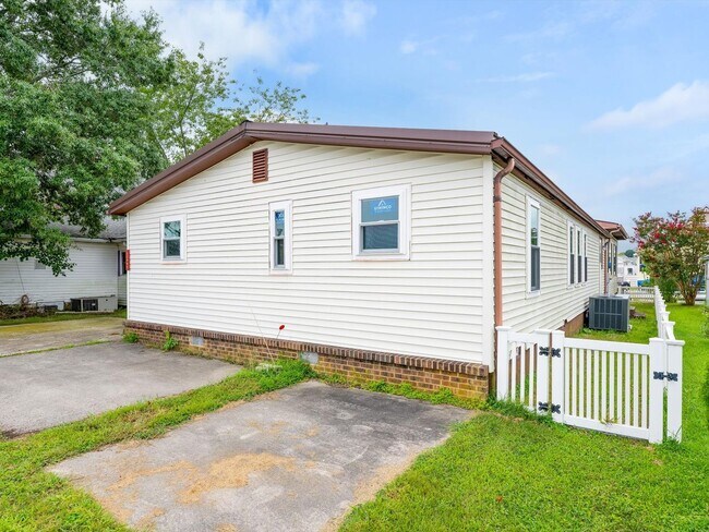 Building Photo - 36999 Blue Bill Dr