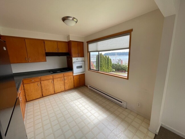 Building Photo - Moore (1371 SE 9th Ave &amp; 1370 SE 10th Ct.)