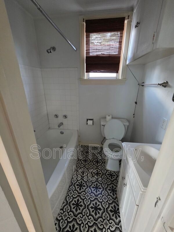 Building Photo - 1019 Clouet St