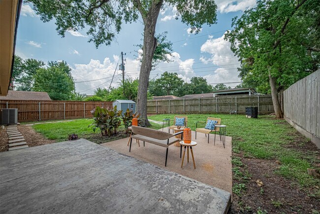 Building Photo - 5123 Saxon Dr