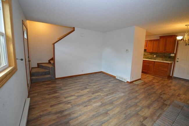 Building Photo - 100 Clover Ct