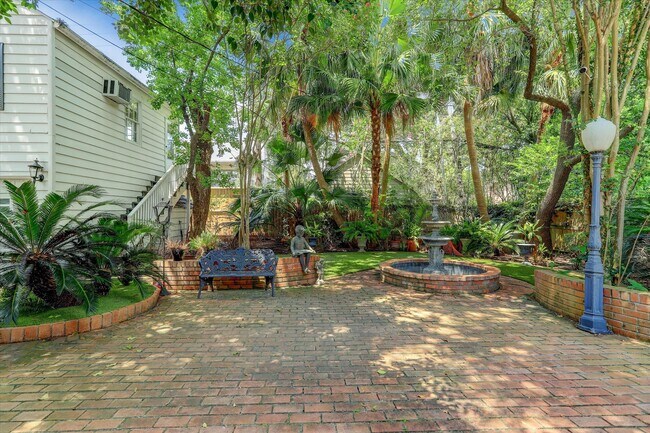 Building Photo - 2136 Pelham Dr