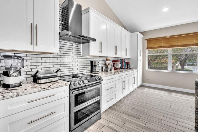 Building Photo - 8520 Vía Romana