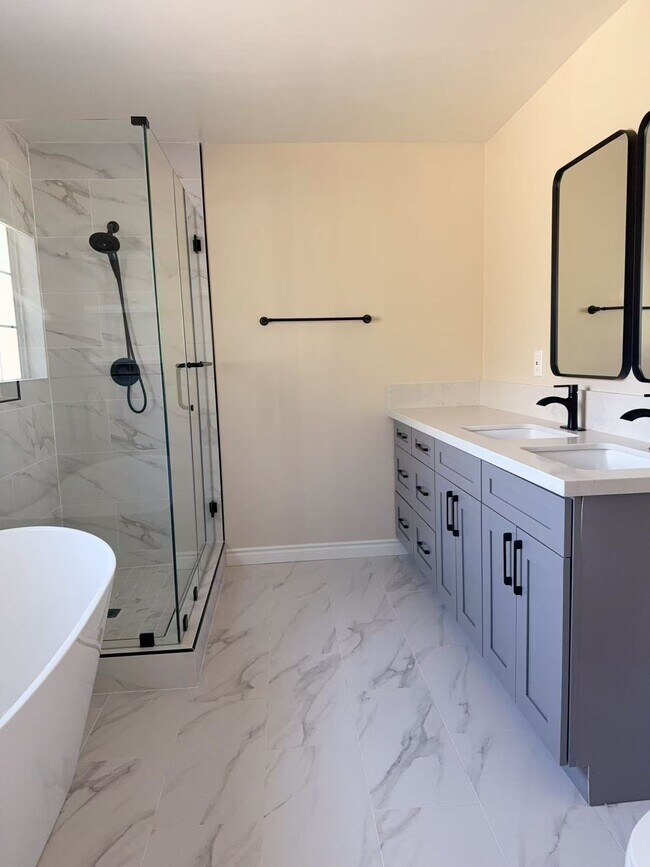 Building Photo - 1641 E Hillcrest Dr