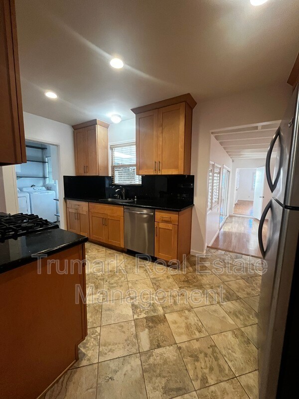 Building Photo - 337 S Beachwood Dr